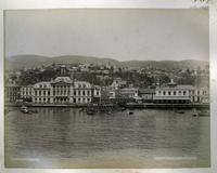 [Vista general de Valparaíso desde el dique, visualizando las edificaciones, el mar, y de fondo los cerros]