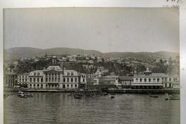 [Vista general de Valparaíso desde el dique, visualizando las edificaciones, el mar, y de fondo los cerros]