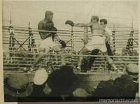 Pelea entre Santiago Mosca y Luis Vicentini en el ring de los Campos de Sports, 1923.