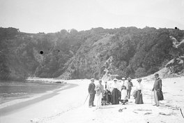 Grupo en la playa blanca, Hualpén, 1907.