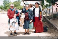 Cantoras de Portezuelo llegando al encuentro anual de Cantoras, Portezuelo, 1992.