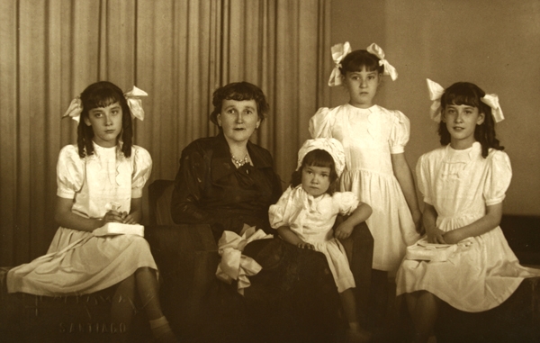 [Mujer sentada con sus cuatro hijas]