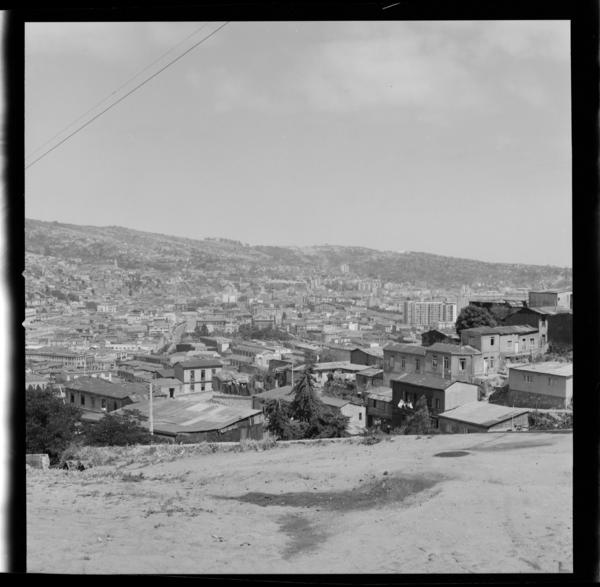 [Cerros y calles de Valparaíso] : Valparaíso Porto [Puerto]
