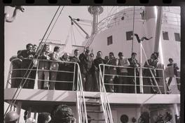 [Allende en el barco junto a comitiva chilena y cubana] : Nave Sierra Maestra en Talcahuano