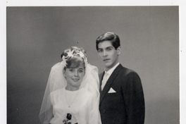 [Joven pareja en el día de su matrimonio religioso en el año 1980]