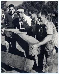Trabajadores deben mover inmensos bloques de madera que forman parte del esqueleto del lanchón