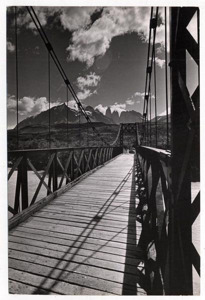 Camino a Torres del Paine: [Puente de la portería Laguna Amarga, ingreso al Parque Nacional Torres del Paine]