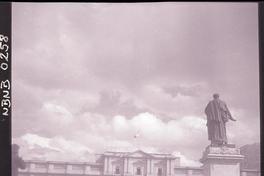 [Estatua de Diego Portales, plaza de la Constitución frente al Palacio de la Moneda]