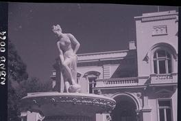[Pileta central con la escultura "Venus entrando al baño", Parque Isidora Goyenechea de Cousiño en Lota]