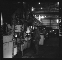 Trabajadores en el proceso de laminación en la fundición de acero