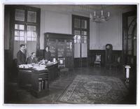 [Biblioteca Nacional. 1927. Salones interiores, oficina con dos hombres y una mujer]