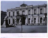 [Edificio del Real Palacio del Tribunal del Consulado, en el cual funcionó la Biblioteca Nacional desde 1886 hasta 1925]