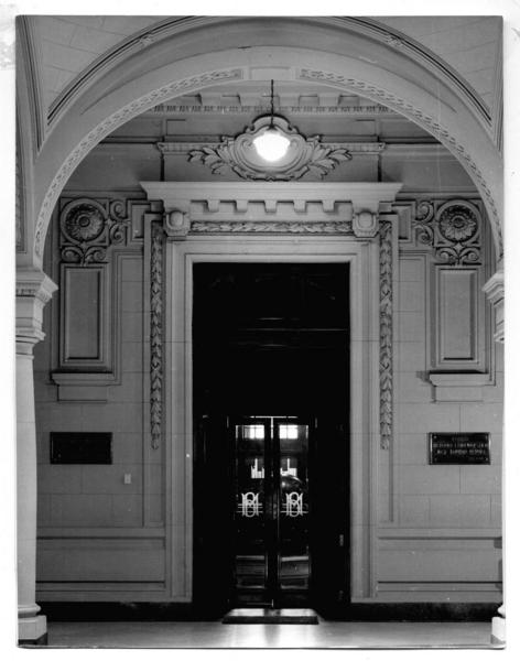 [Biblioteca Nacional. Puerta de acceso a la Sala José Toribio Medina, segundo piso]