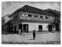 [Casa esquina llamada "La Posada del Corregidor Zañartu" de la calle de Las Ramadas, actual Esmeralda, con la Plaza de Las Ramadas, Santiago 1917]