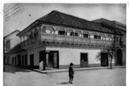 [Casa esquina llamada "La Posada del Corregidor Zañartu" de la calle de Las Ramadas, actual Esmeralda, con la Plaza de Las Ramadas, Santiago 1917]