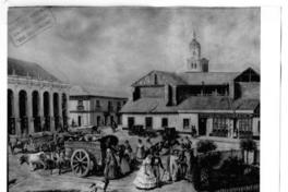 [Plaza de Armas de Santiago de 1850, con transeúntes y carretas, se distingue una casona "Hotel de Comercio", y de fondo la torre de la Iglesia de la Compañía]
