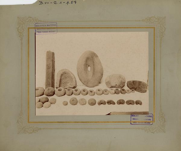 Excavaciones [arqueológicas] de la hacienda de Cauquenes: piedras horadadas, morteros en piedra