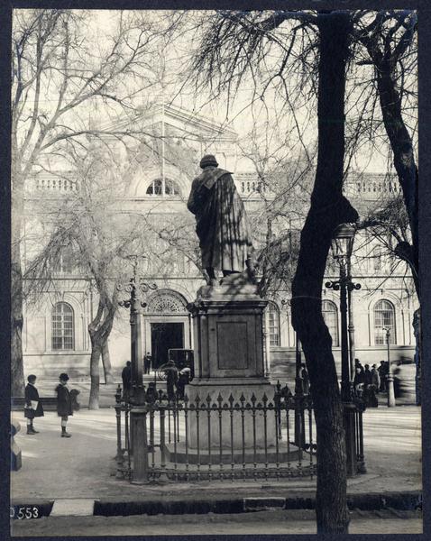 [Estatua de Abate Molina frente a la fachada de la Universidad de Chile
