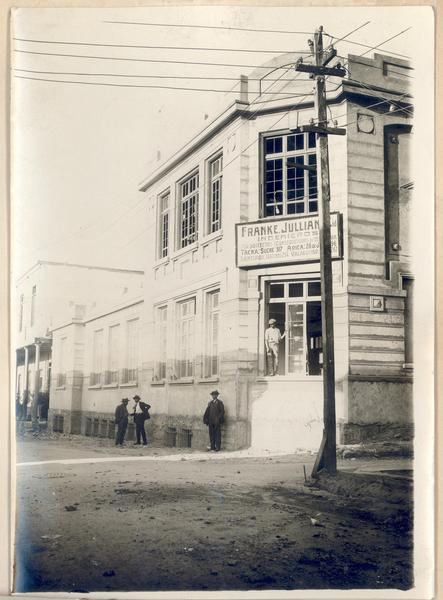 [Edificio con cartel de Franke Julián y Cía. Ingenieros (Tacna - Arica - Santiago - Valparaíso)]