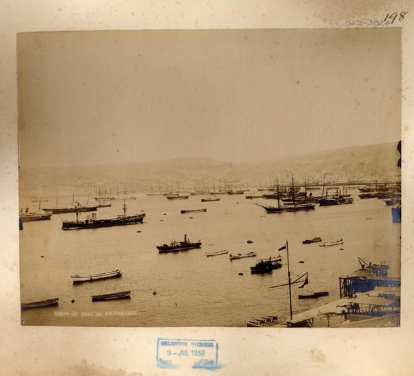 [Vista general del Puerto de Valparaíso, con barcos en el mar]