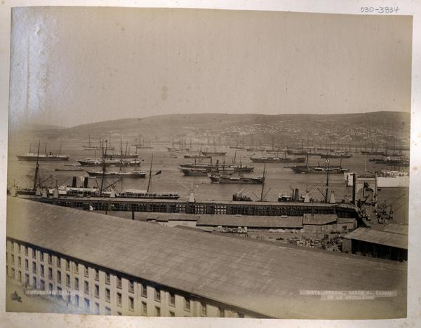 [Vista general de la bahía de Valparaíso desde el Cerro de la Artillería, con barcos en el mar]