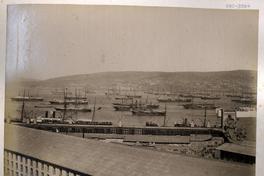 [Vista general de la bahía de Valparaíso desde el Cerro de la Artillería, con barcos en el mar]