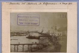 [Vista del malecón de Valparaíso, del incendio del 12 de mayo de 1903, se divisan humaredas y el muelle]
