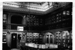 [Biblioteca Nacional. Sala de lectura de la Biblioteca Americana de Diego Barros Arana, se divisan mesas con libros y estanterías]