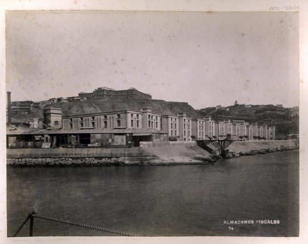[Edificio : Almacenes Fiscales de Valparaíso, vista del mar y cerros]