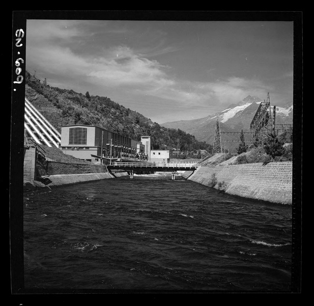 Vista de la Central desde el canal de evacuación