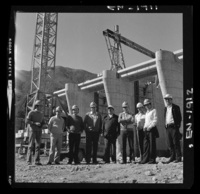 [Grupo de trabajadores junto a las obras en construcción de la bocatoma Polcura, en su última etapa]