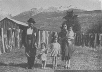 El colono Aillapán y su familia, hacia 1925 El colono Aillapán y su familia, hacia 1925