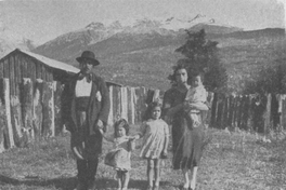 El colono Aillapán y su familia, hacia 1925 El colono Aillapán y su familia, hacia 1925