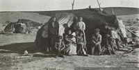 Familia tehuelche en su choza, cerca del lago Cardiel