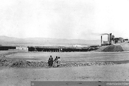Familia andina en salitrera del cantón Huara, hacia 1910