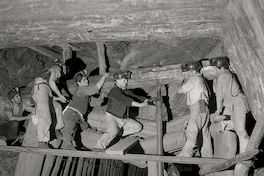 Mineros en el subterráneo de la mina de carbón de Lota.