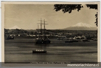 Vista de los volcanes Calbuco y Osorno desde Puerto Montt, 1920.