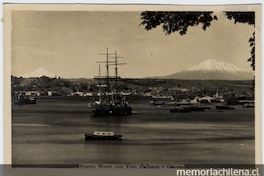 Vista de los volcanes Calbuco y Osorno desde Puerto Montt, 1920.