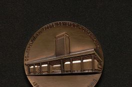 Medalla entregada por Salvador Allende a los trabajadores que participaron en la construcción, en: Memoria entrega edificios UNCTAD III, Oficina Técnica.