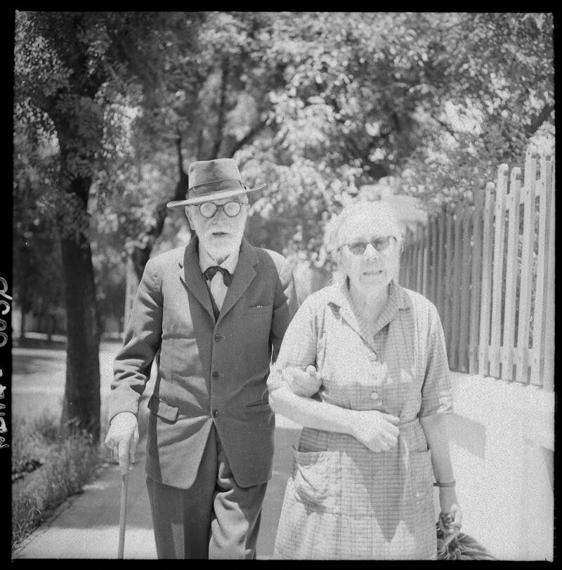 Pablo Burchard paseando con su mujer, por Hans Ehrmann