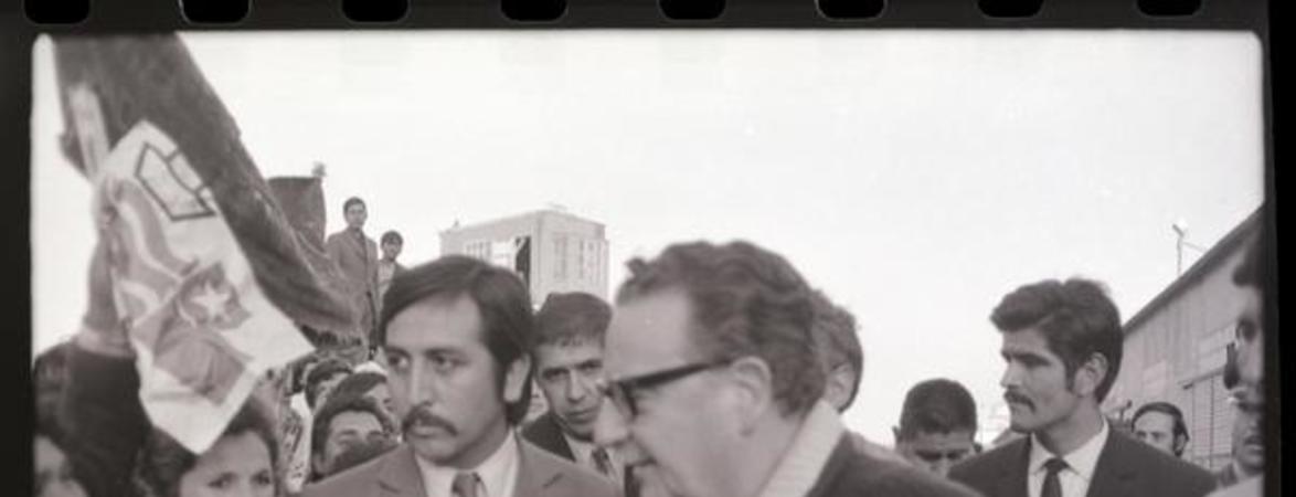 [Allende junto a su comitiva saluda al público que lo ovaciona] : Nave Sierra Maestra en Talcahuano
