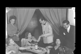 [María Elena Gertner, Mario Ortega, Marta Ubilla y Rosita Muñoz, realizando un radioteatro en la radio Agricultura]