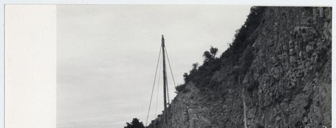 [Grupo de personas a orillas del río Maule observando una embarcación]