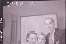 [Lucho Córdova, su esposa Olvido Leguía y su hijito]