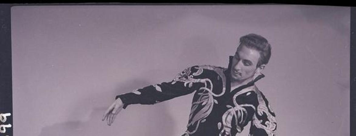 [Pareja de bailarines de ballet caracterizados para una obra, posando en estudio]