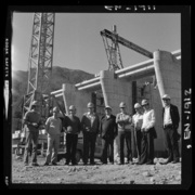 [Grupo de trabajadores junto a las obras en construcción de la bocatoma Polcura, en su última etapa]