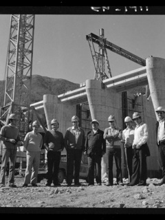 [Grupo de trabajadores junto a las obras en construcción de la bocatoma Polcura, en su última etapa]
