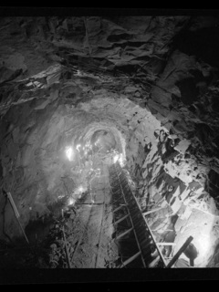 Refuerzos de la obra de toma, entrada del túnel común de aducción y faena de hormigonado de solera del mismo.