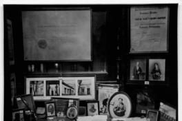 [Biblioteca Nacional, vitrinas de la Sala Medina]