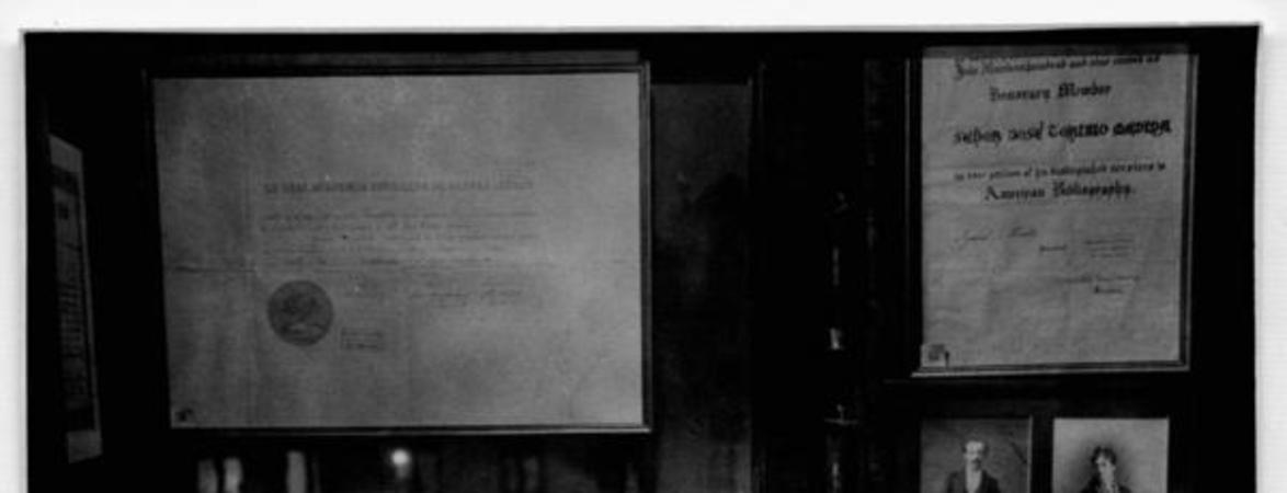 [Biblioteca Nacional, vitrinas de la Sala Medina]